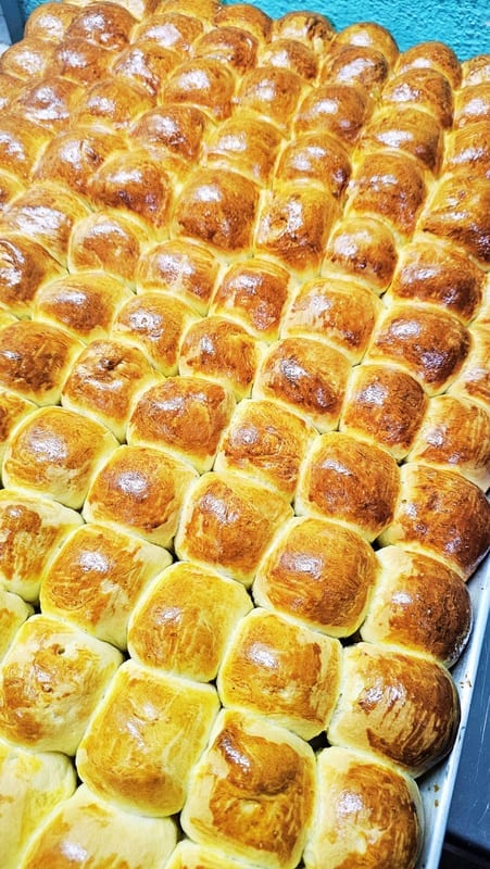 Bandeja de brioches dorados recién horneados
