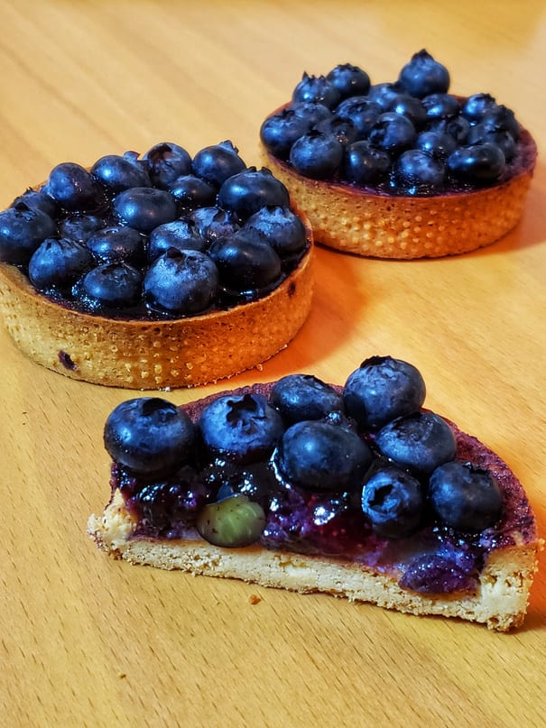 Tartaletas cubiertas con arándanos frescos